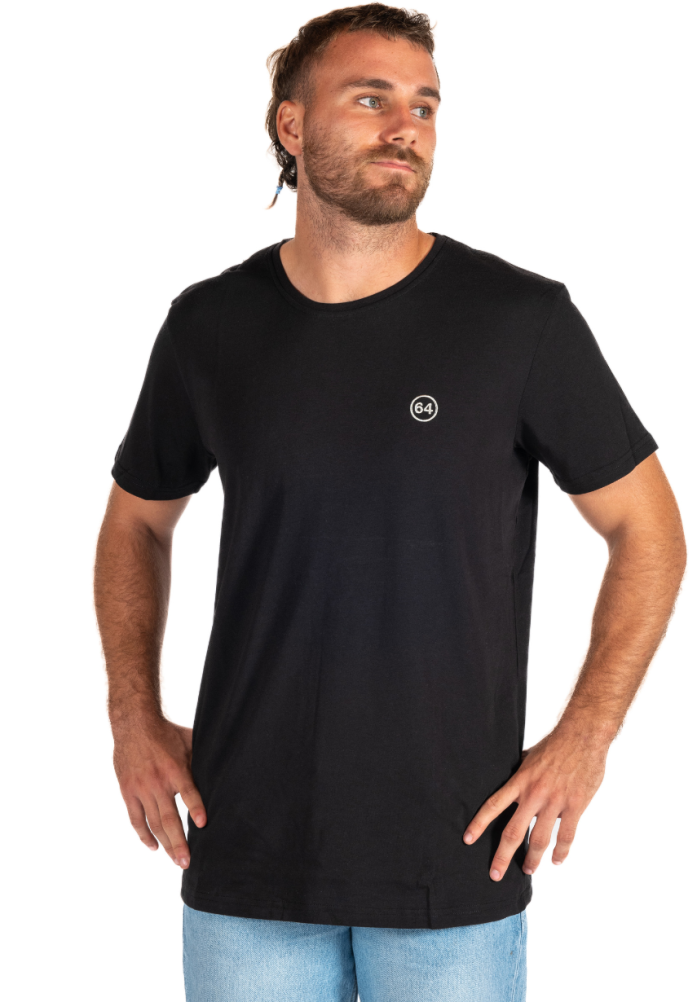 homme avec tee-shirt noir
